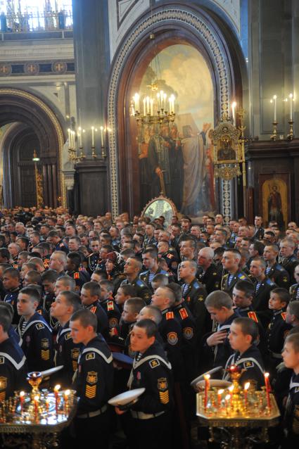 Впервые в храме Христа Спасителя провели молебен с благословением участников парада Победы. На снимке: военнослужащие в храме Христа Спасителя.