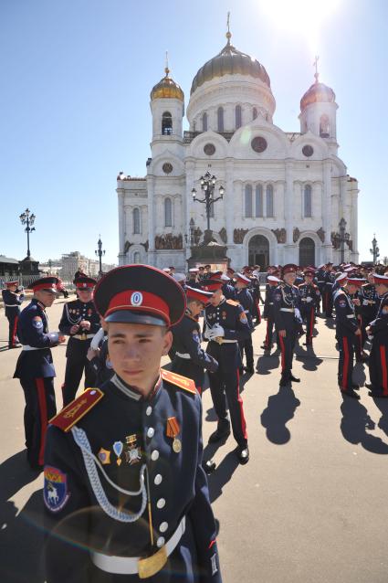 Впервые в храме Христа Спасителя провели молебен с благословением участников парада Победы. На снимке: военнослужащие у храма Христа Спасителя.