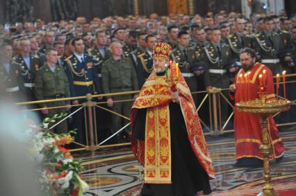 Впервые в храме Христа Спасителя провели молебен с благословением участников парада Победы. На снимке: военнослужащие в храме Христа Спасителя.