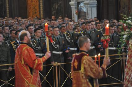 Впервые в храме Христа Спасителя провели молебен с благословением участников парада Победы. На снимке: военнослужащие в храме Христа Спасителя.