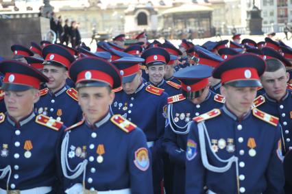 Впервые в храме Христа Спасителя провели молебен с благословением участников парада Победы. На снимке: кадеты у храма Христа Спасителя.