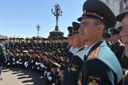 Впервые в храме Христа Спасителя провели молебен с благословением участников парада Победы. На снимке: военнослужащие у храма Христа Спасителя.