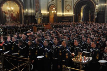 Впервые в храме Христа Спасителя провели молебен с благословением участников парада Победы. На снимке: военнослужащие в храме Христа Спасителя.