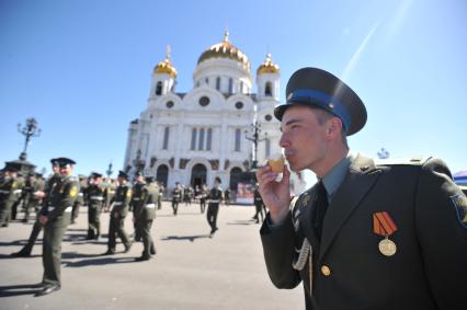 Впервые в храме Христа Спасителя провели молебен с благословением участников парада Победы. На снимке: военнослужащие у храма Христа Спасителя.