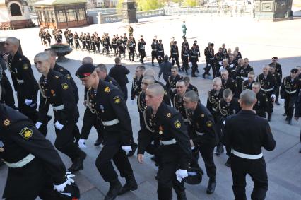 Впервые в храме Христа Спасителя провели молебен с благословением участников парада Победы. На снимке: военнослужащие входят в храм Христа Спасителя.