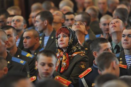 Впервые в храме Христа Спасителя провели молебен с благословением участников парада Победы. На снимке: военнослужащие в храме Христа Спасителя.