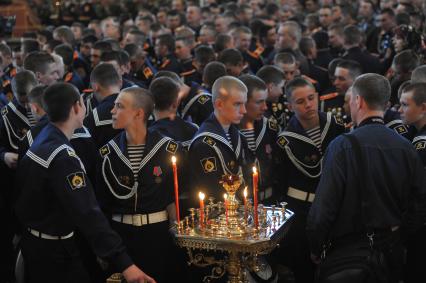 Впервые в храме Христа Спасителя провели молебен с благословением участников парада Победы. На снимке: военнослужащие в храме Христа Спасителя.