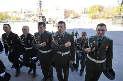 Впервые в храме Христа Спасителя провели молебен с благословением участников парада Победы. На снимке: военнослужащие у храма Христа Спасителя.