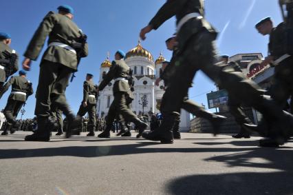 Впервые в храме Христа Спасителя провели молебен с благословением участников парада Победы. На снимке: военнослужащие у храма Христа Спасителя.