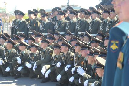 Впервые в храме Христа Спасителя провели молебен с благословением участников парада Победы. На снимке: военнослужащие у храма Христа Спасителя.