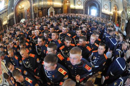 Впервые в храме Христа Спасителя провели молебен с благословением участников парада Победы. На снимке: военнослужащие в храме Христа Спасителя.