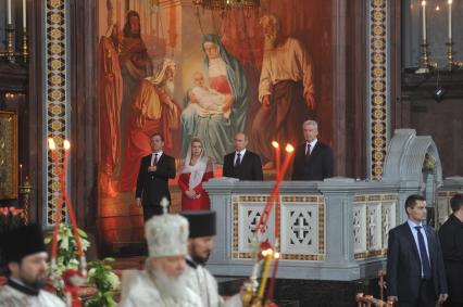 Храм Христа Спасителя. Пасхальное богослужение. На снимке (слева направо): премьер-министр РФ Дмитрий Медведев с супругой Светланой, президент России Владимир Путин и мэр Москвы Сергей Собянин.