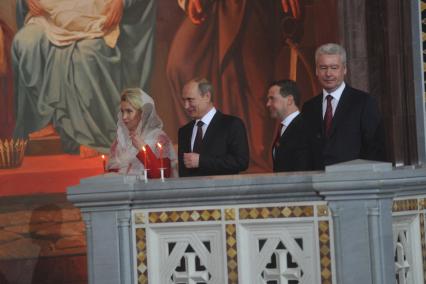 Храм Христа Спасителя. Пасхальное богослужение. На снимке (слева направо):  супруга премьер-министра РФ Дмитрия Медведева Светлана, президент России Владимир Путин, премьер-министр РФ Дмитрий Медведев и мэр Москвы Сергей Собянин.