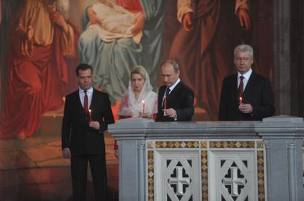 Храм Христа Спасителя. Пасхальное богослужение. На снимке (слева направо): премьер-министр РФ Дмитрий Медведев с супругой Светланой, президент России Владимир Путин и мэр Москвы Сергей Собянин.