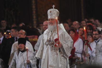 Храм Христа Спасителя. Пасхальное богослужение. На снимке: патриарх Московский и всея Руси Кирилл (в центре)