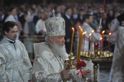 Храм Христа Спасителя. Пасхальное богослужение. На снимке: патриарх Московский и всея Руси Кирилл (в центре)