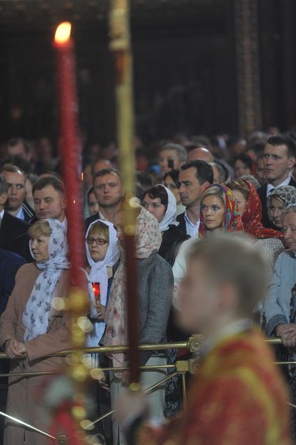 Храм Христа Спасителя. Пасхальное богослужение. На снимке: прихожане во время церковной службы.