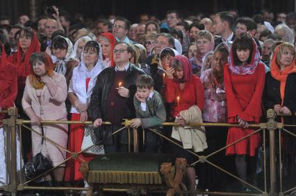 Храм Христа Спасителя. Пасхальное богослужение. На снимке: прихожане во время церковной службы.