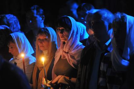 Храм Христа Спасителя. Пасхальное богослужение. На снимке: прихожане во время церковной службы.