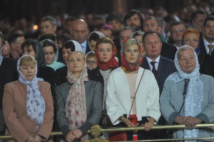 Храм Христа Спасителя. Пасхальное богослужение. На снимке: прихожане во время церковной службы.