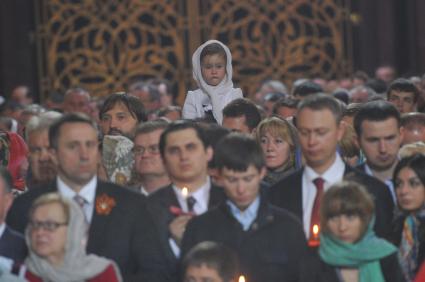 Храм Христа Спасителя. Пасхальное богослужение. На снимке: прихожане во время церковной службы.