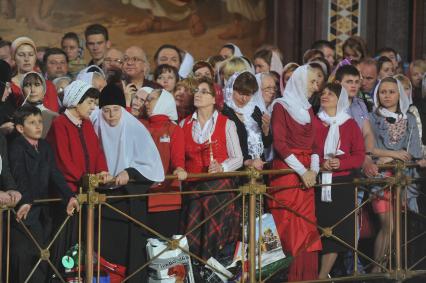 Храм Христа Спасителя. Пасхальное богослужение. На снимке: прихожане во время церковной службы.