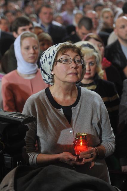 Храм Христа Спасителя. Пасхальное богослужение. На снимке: прихожане во время церковной службы.