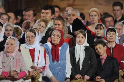 Храм Христа Спасителя. Пасхальное богослужение. На снимке: прихожане во время церковной службы.