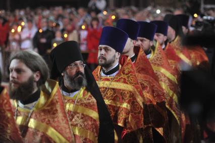 Храм Христа Спасителя. Пасхальное богослужение. На снимке: священники.