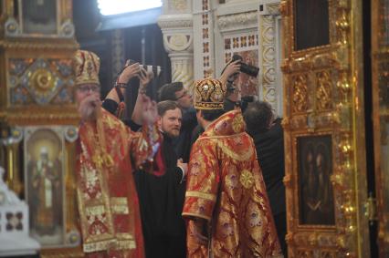 Храм Христа Спасителя. Пасхальное богослужение. На снимке: священники и фотографы..