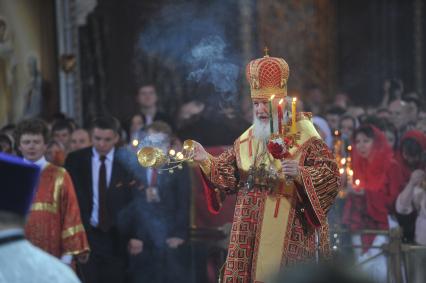 Храм Христа Спасителя. Пасхальное богослужение. На снимке: патриарх Московский и всея Руси Кирилл (в центре)