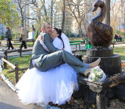 Андрей Михасенко со своей возлюбленной Аленой расписались на Всемирный день мужчин. Жена носит мужа на руках, а не он ее.