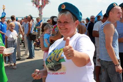 В Саратове отмечают день ВДВ. На снимке: женщина в берете десантника.
