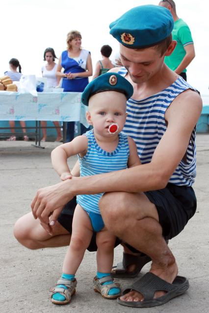 В Саратове отмечают день ВДВ. На снимке: десантник с ребенком.