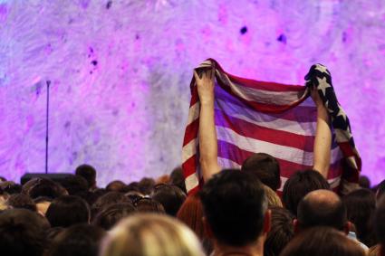 Флаг США на концерте американской певицы Ланы Дель Рей в Минске