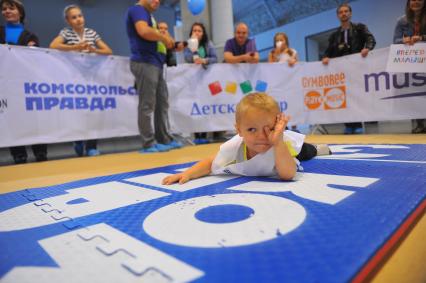 Ежегодный всероссийский чемпионат `Бег в ползунках`, организованный газетой `Комсомольская правда` в дизайн-заводе `Флакон`.