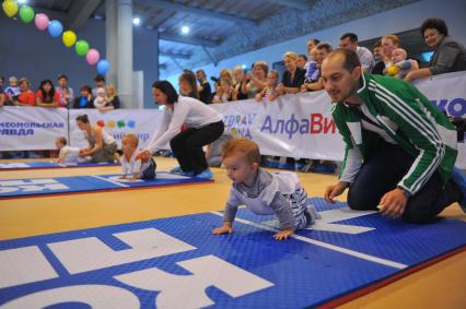 Ежегодный всероссийский чемпионат `Бег в ползунках`, организованный газетой `Комсомольская правда` в дизайн-заводе `Флакон`.