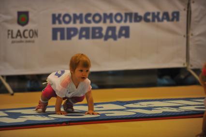 Ежегодный всероссийский чемпионат `Бег в ползунках`, организованный газетой `Комсомольская правда` в дизайн-заводе `Флакон`.