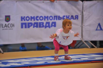 Ежегодный всероссийский чемпионат `Бег в ползунках`, организованный газетой `Комсомольская правда` в дизайн-заводе `Флакон`.