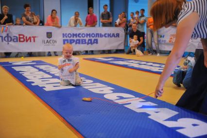 Ежегодный всероссийский чемпионат `Бег в ползунках`, организованный газетой `Комсомольская правда` в дизайн-заводе `Флакон`.