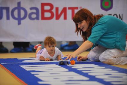 Ежегодный всероссийский чемпионат `Бег в ползунках`, организованный газетой `Комсомольская правда` в дизайн-заводе `Флакон`.