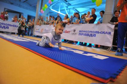 Ежегодный всероссийский чемпионат `Бег в ползунках`, организованный газетой `Комсомольская правда` в дизайн-заводе `Флакон`.