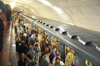 Московский метрополитен. на снимке: пассажиры метро в час пик.