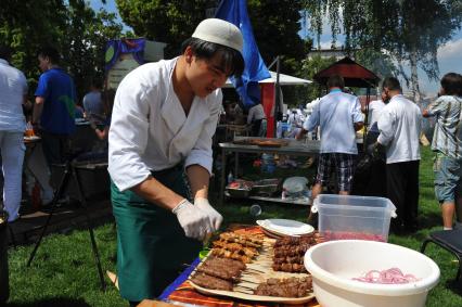 Второй Фестиваль мировой еды и путешествий `Вокруг света` в саду `Эрмитаж`. На снимке: приготовление кебаба.