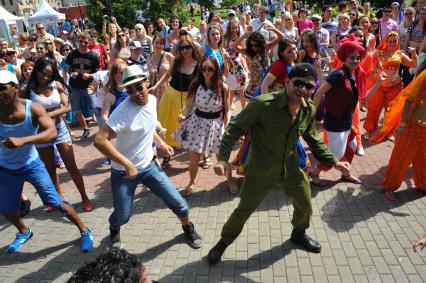 Второй Фестиваль мировой еды и путешествий `Вокруг света` в саду `Эрмитаж`. Люди танцуют в костюмах народов мира. На снимке: мужчина в образе Че Гевары (в центре).