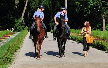 Рейд конной полиции в парке Фили.