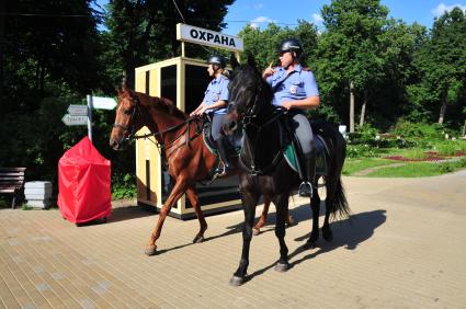 Рейд конной полиции в парке Фили.
