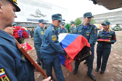 Визит главы МЧС РФ Владимира Пучкова в Иркутск. Церемония прощания с сотрудниками МЧС РФ, погибшими  при крушении вертолёта МИ-8 6 мая 2013 г.