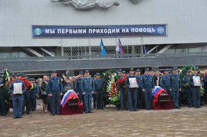 Визит главы МЧС РФ Владимира Пучкова в Иркутск. Церемония прощания с сотрудниками МЧС РФ, погибшими при крушении вертолёта МИ-8 6 мая 2013 г.