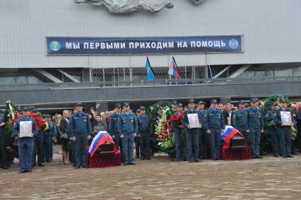 Визит главы МЧС РФ Владимира Пучкова в Иркутск. Церемония прощания с сотрудниками МЧС РФ, погибшими  при крушении вертолёта МИ-8 6 мая 2013 г.